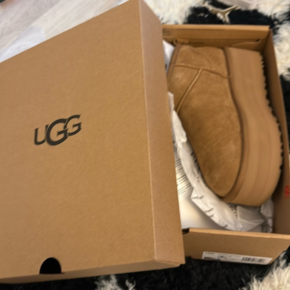 Brand new Uggs women size 6